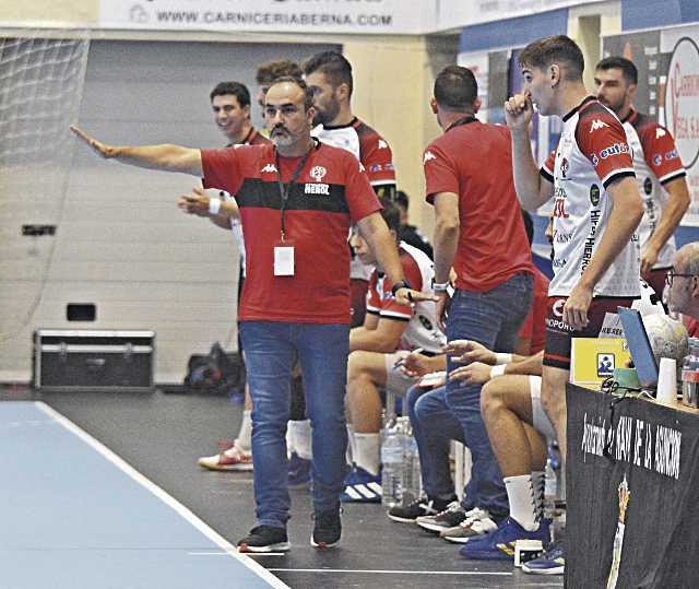 Álvaro Senovilla dirige al equipo durante un encuentro jugado en el Guerrer@s Naver@s./ AMADOR MARUGÁN