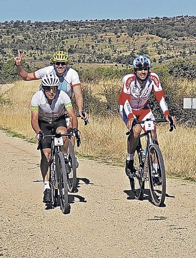 Pedro Delgado, junto a Pablo de Pedro y otro compañero durante la Vuelta a Segovia en gravel. / E.A.