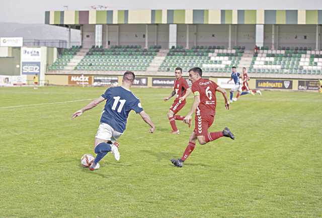 Imagen de un encuentro jugado por Unami y Turégano en el campo de La Albuera./ ROCÍO PARDOS