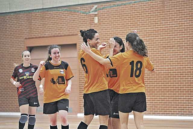 Las jugadoras del Segosala celebran un gol./ CRISTINA MONTULL