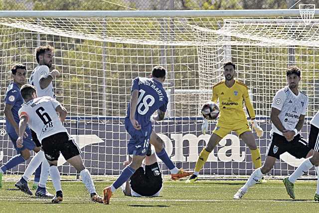 Carmona se prepara para intervenir ante un lanzamiento de un jugador del Getafe B./ JUAN MARTÍN-G. SEGOVIANA