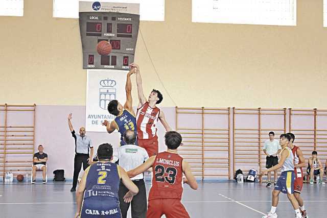 Salto inicial en un encuentro del CD Base Gasóleos Martín. / EVA DE SANTOS