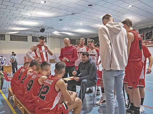 Toño García da instrucciones a los jugadores durante un tiempo muerto de un encuentro jugado por el CD Base en el pabellón Emperador Teodosio./ NEREA LLORENTE