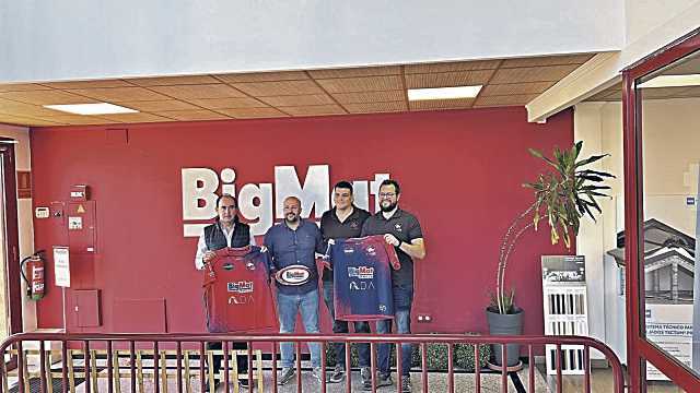 Los miembros del BigMat Lobos junto al concejal de Deportes, Jesús Garrido, y Antonio Tabanera. / E.A.