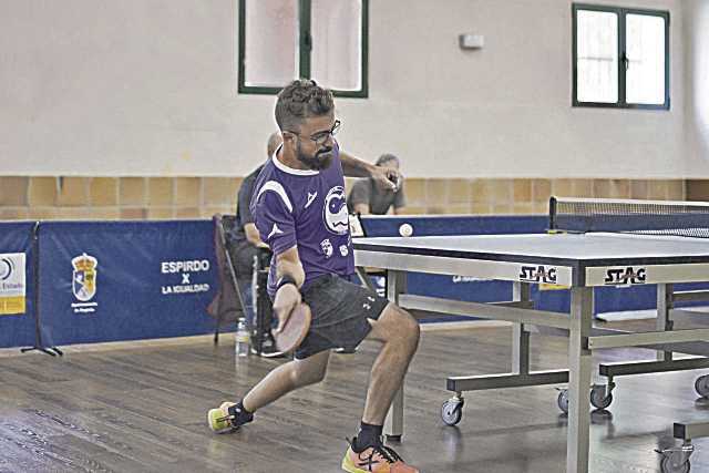 Fernando García devuelve una bola de derecha./ CD SEGHOS