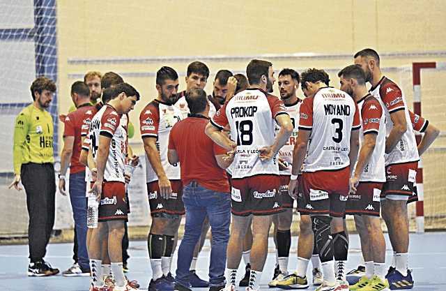 Álvaro Senovilla da instrucciones a los jugadores del Viveros Herol Nava. / AMADOR MARUGÁN