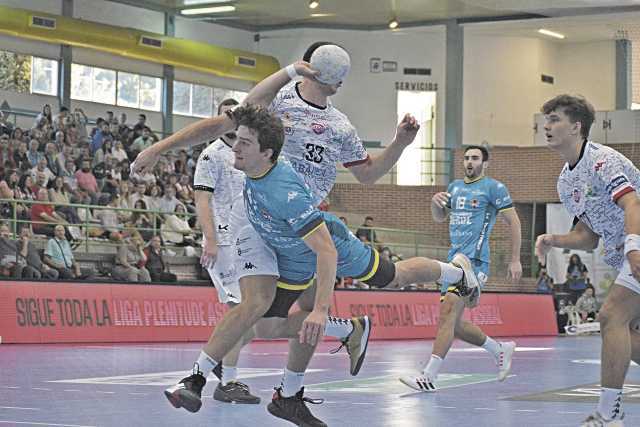 Smetanka se lanza desde los seis metros intentando batir la portería del Ademar en un momento del encuentro./ RAÚL MONTALVO