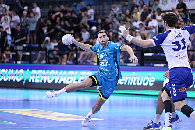 Prokop intenta el lanzamiento desde los nueve metros ante la oposición de Oriol Rey./ XAVIER SOLANAS