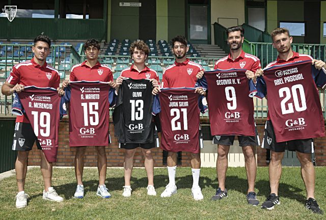 Las nuevas incorporaciones de la Gimnástica Segoviana posan con las camisetas que luciran en el primer encuentro de liga que jugarán hoy en La Albuera. / JUAN MARTÍN-G. SEGOVIANA