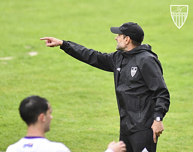 Ramsés da instrucciones a un jugador durante el partido frente al Numancia./ JUAN MARTÍN-G. SEGOVIANA