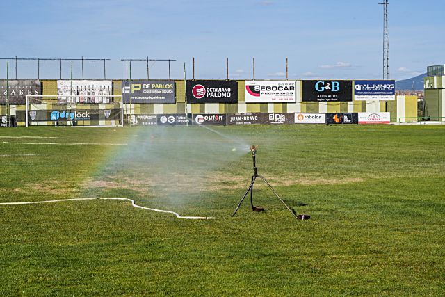 Regando una de las zonas del campo de La Albuera que se encuentra en peores condiciones. / MIGUEL ÁNGEL FERNÁNDEZ
