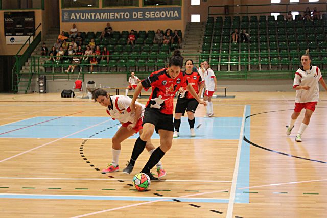 Cris controla el balón cerca de la línea de banda en un partido jugado por el Segosala. / A. VÁZQUEZ