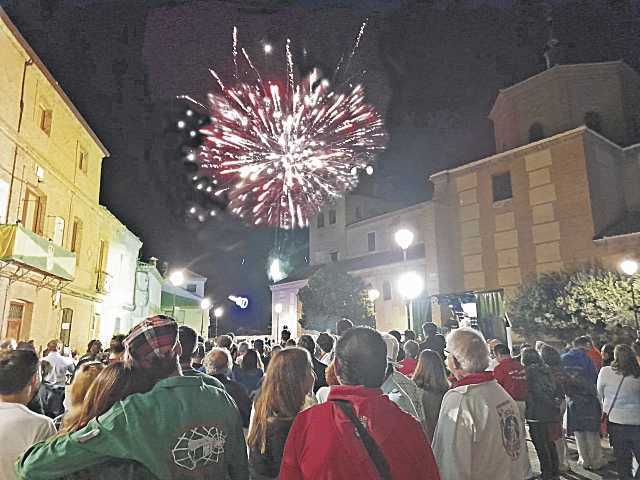 La gente acudió a la Plaza Mayor para despedir las Fiestas con los fuegos artificiales./ AMADOR MARUGÁN