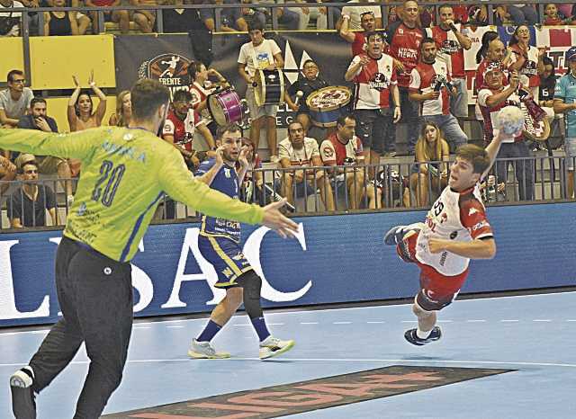 Pablo Herranz se lanza al suelo intentando superar con su lanzamiento al portero del Cangas./ AMADOR MARUGÁN