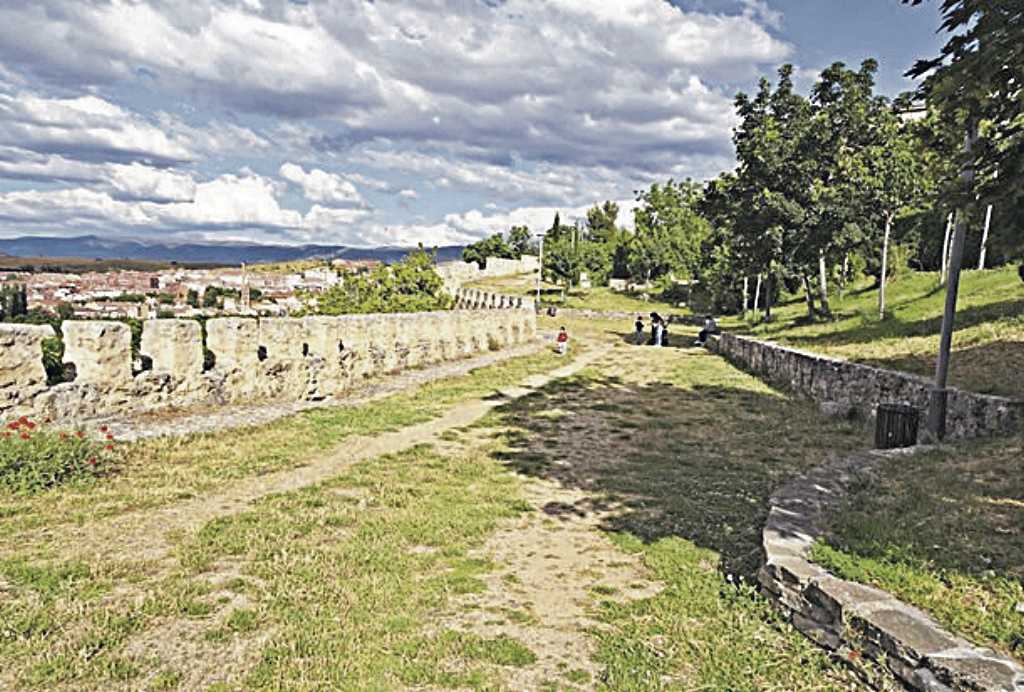 Paseo junto a la muralla en el Jardín de Miguel Delibes. JMS.