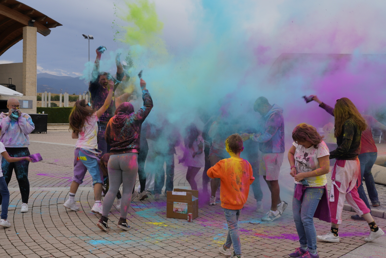 Los polvos holi, atracción de las fiestas de El Sotillo 1 Los polvos holi, protagonistas de la jornada en El Sotillo.