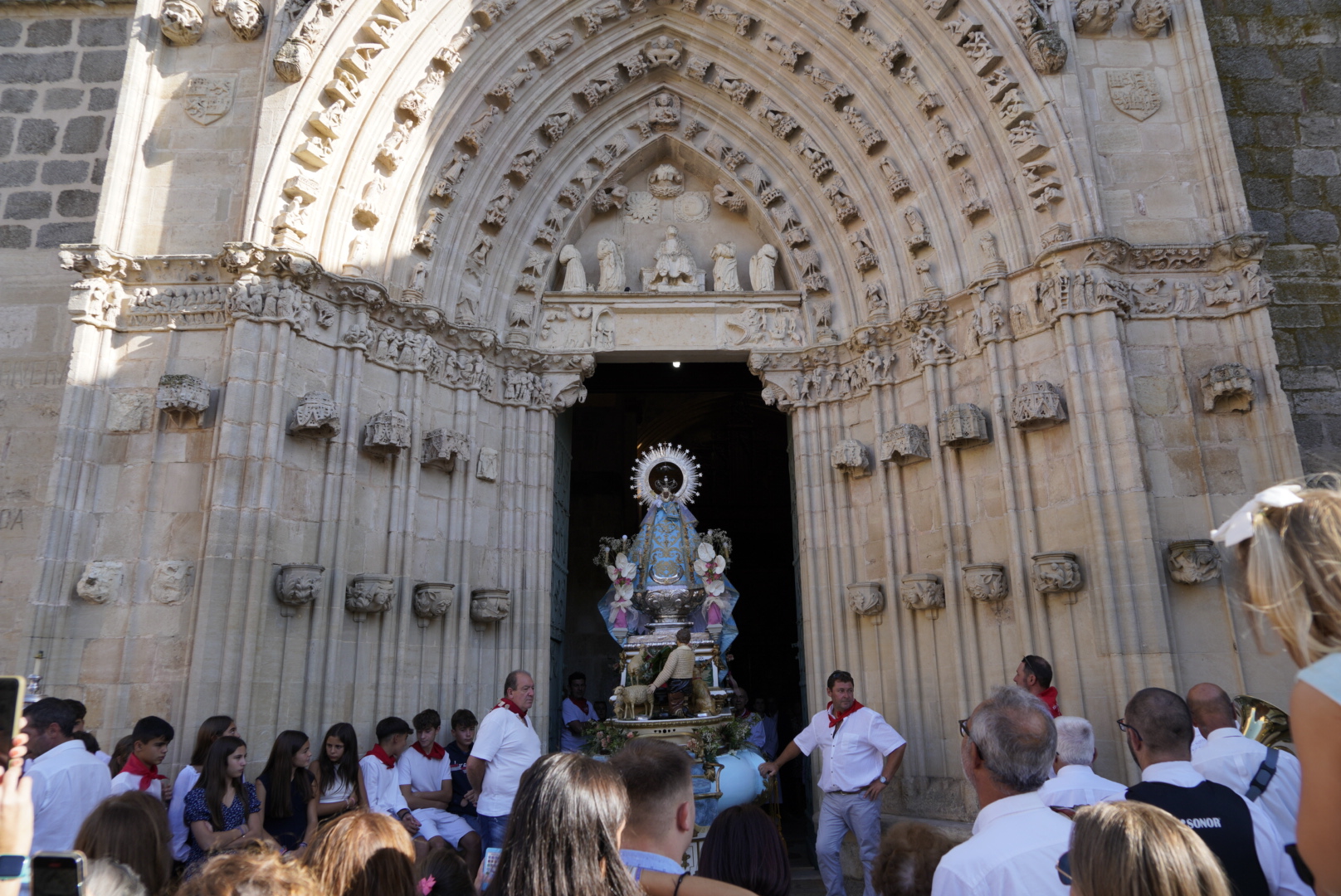 La música tradicional ameniza la procesión de la Virgen de Soterraña en Santa María Real de la Nieva