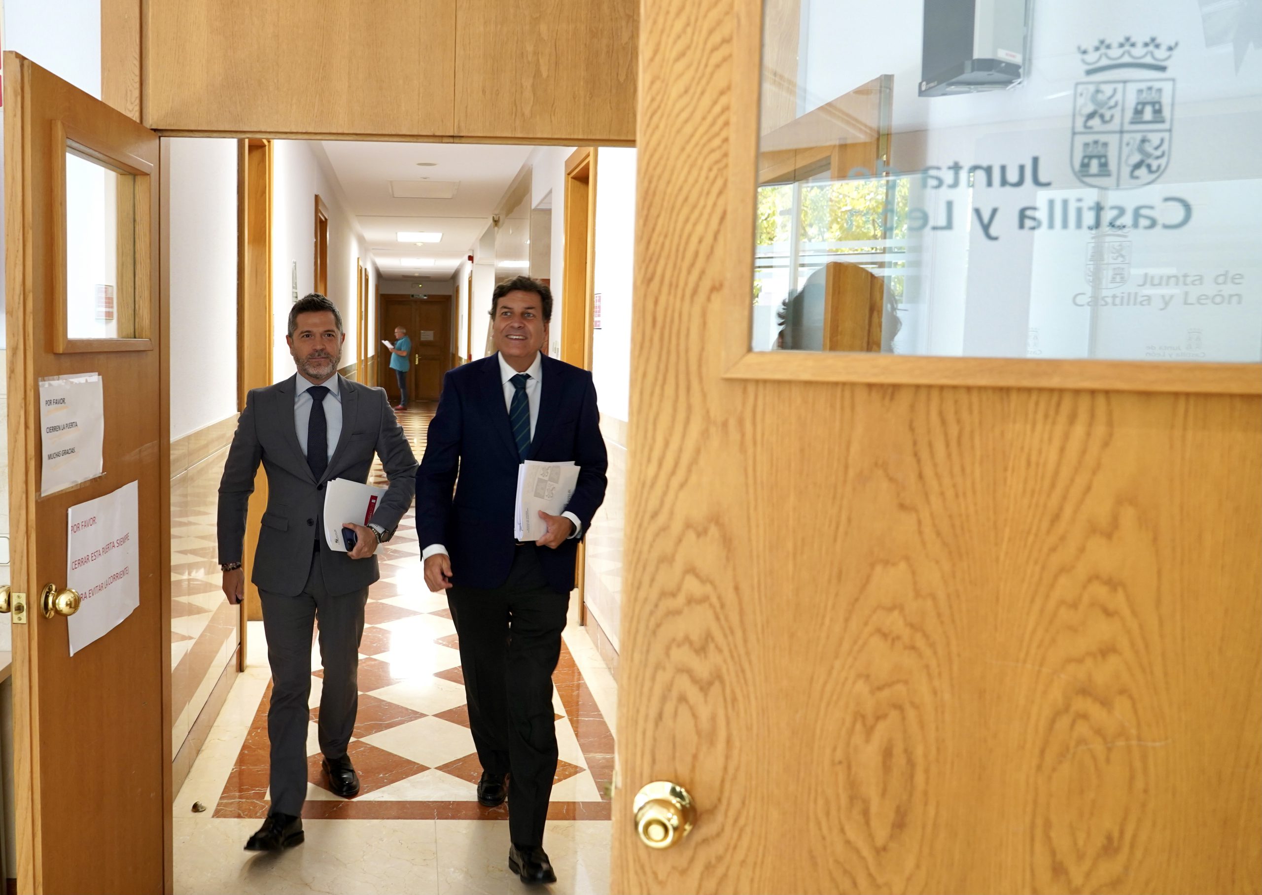 Carlos Fernández Carriedo se dirige a la rueda de prensa posterior al Consejo de Gobierno. / Miriam Chacón