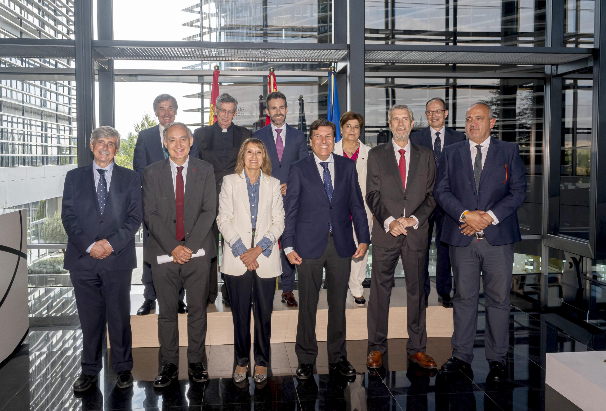 Carlos Fernández Carriedo y Rocío Lucas, ayer, con los  rectores de las universidades de Castilla y León. / R. Valtero