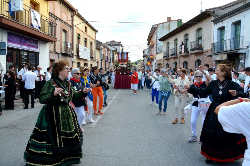 El primer encierro campestre de Nava de la Asunción deja una mujer herida por asta de toro y fuerte traumatismo 2 Cientos de jotas durante cinco horas se bailaron en honor al Santo Patrón de Nava de la Asunción. / AMADOR MARUGÁN