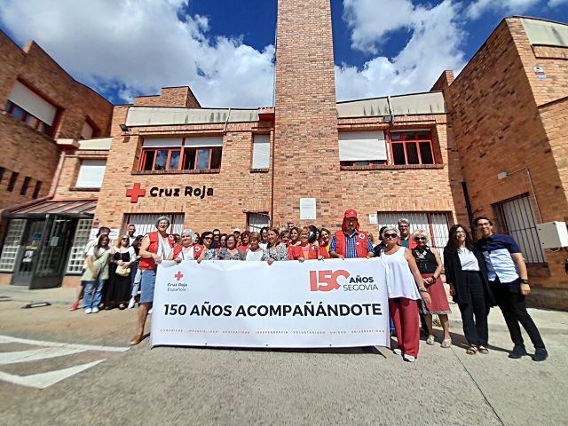 Foto de familia en la sede de Cruz Roja en Segovia durante la celebración del 150 aniversario.