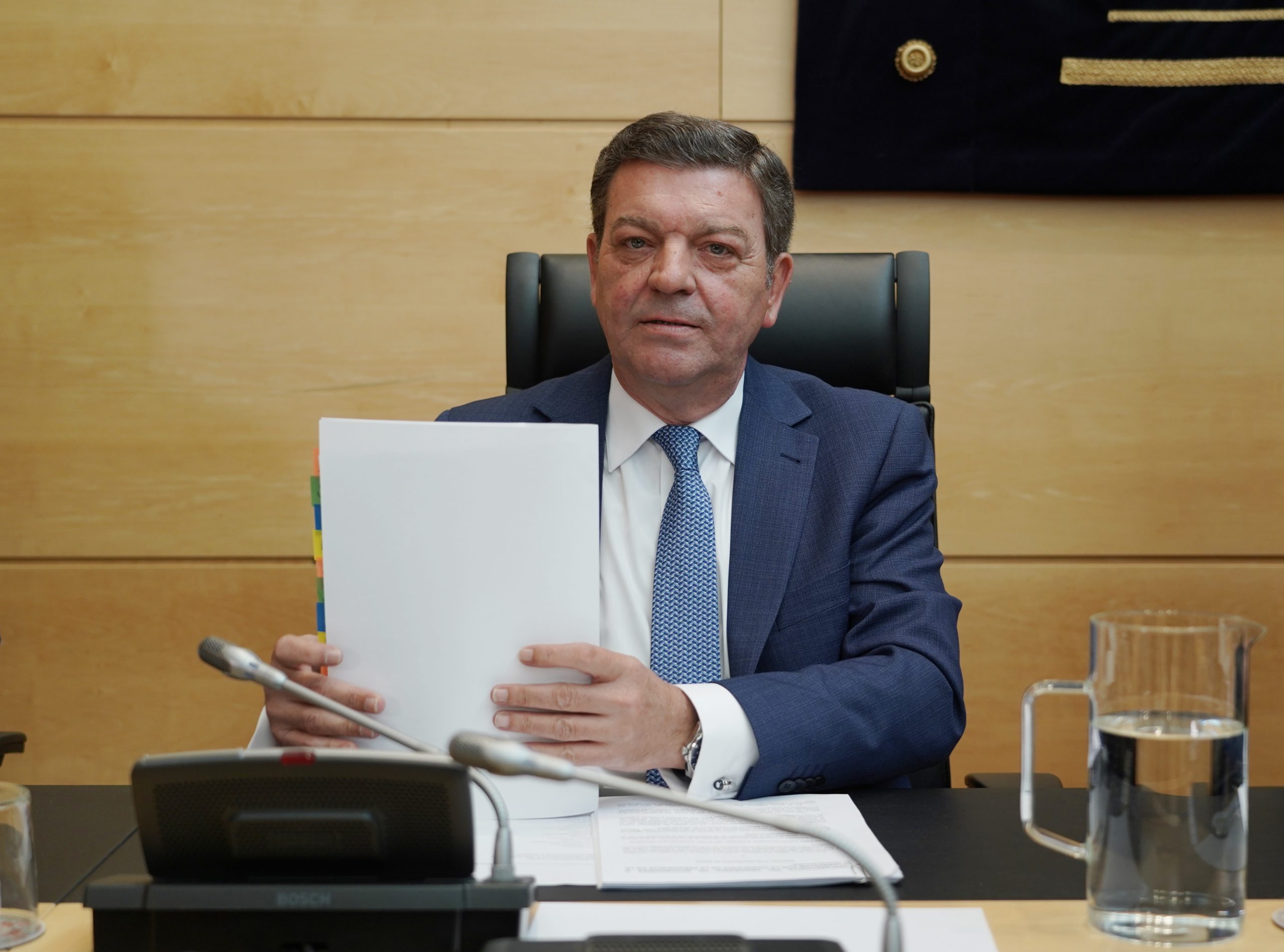 El Consejero de la Presidencia explica en las Cortes el programa de su departamento. / Rubén Cacho