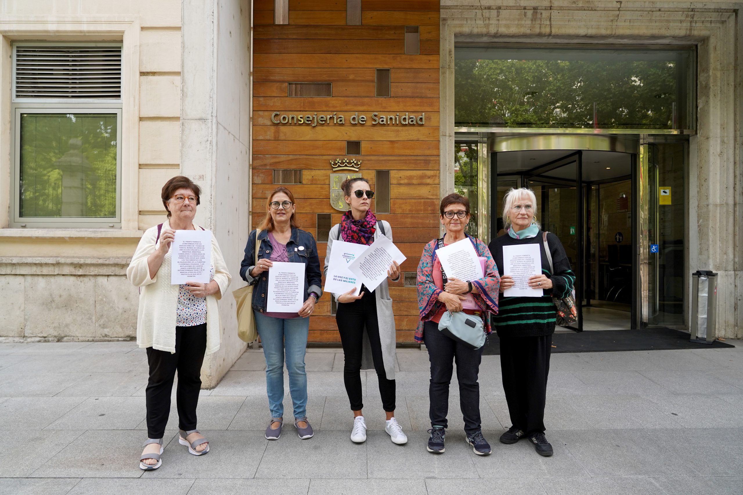 Entrega de la carta a Sanidad. / Leticia Pérez