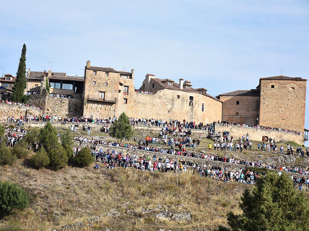 Multitud de gente, esperando al inicio del encierro de Pedraza. / A.M.
