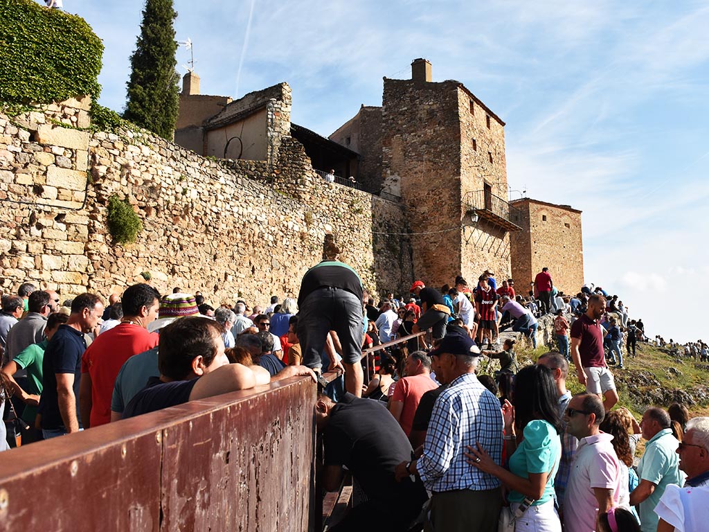 Multitud de gente, esperando al inicio del encierro de Pedraza. / A.M.
