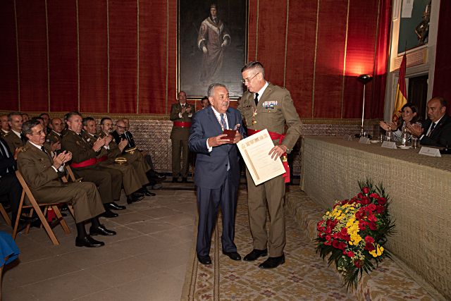 Miguel Merino de Cáceres recibe la Medalla de Plata del Alcázar.