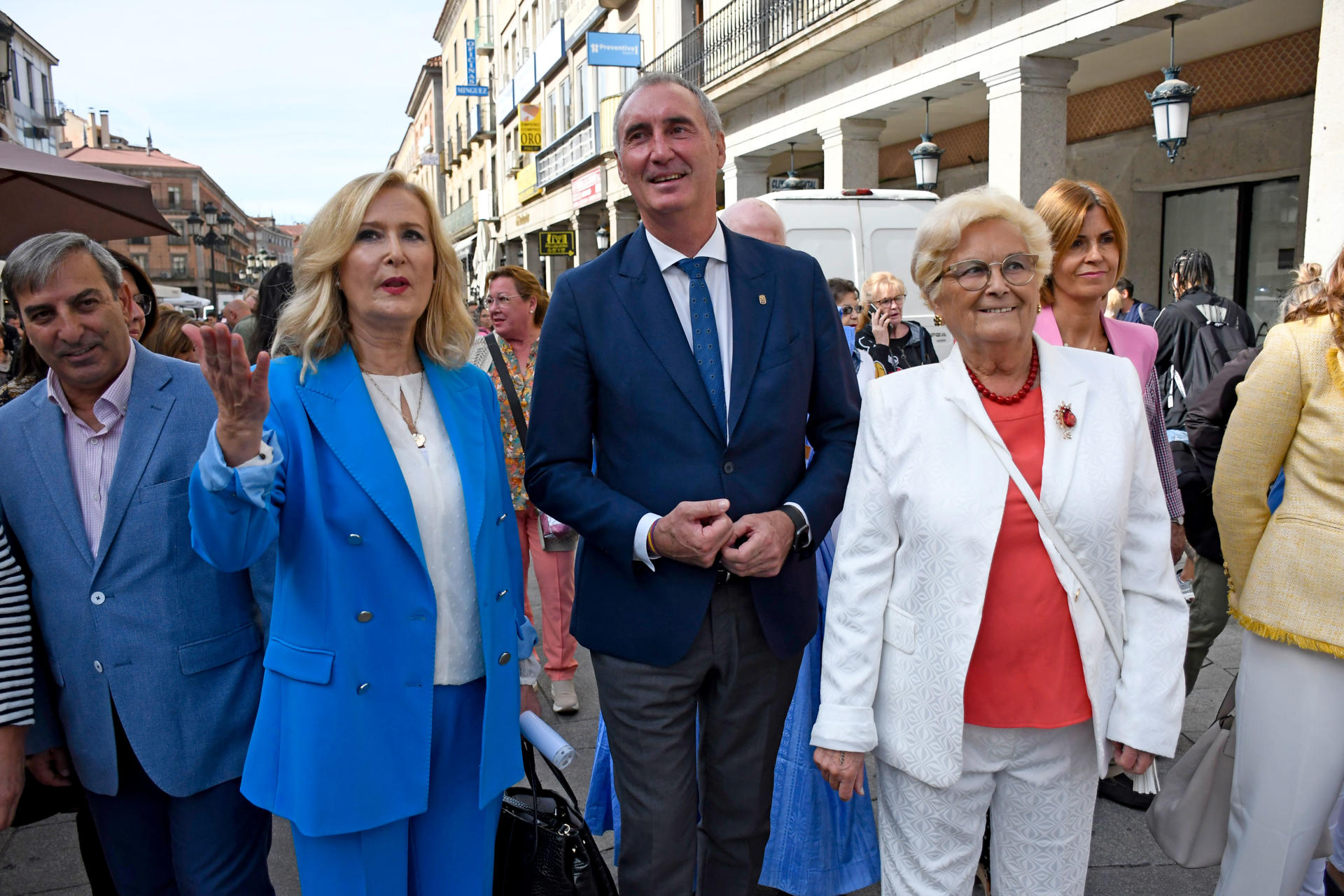 La presidenta de la Federación Nacional de la Mujer Rural (Femur), Juana Borrego (d) junto con el alcalde de Segovia, José Mazarías (c) y la periodista Nieves Herrero durante la inauguración de la XXVI Feria Internacional de la Mujer Rural 'PRONATURA', que en esta edición tiene como escenario la avenida del Acueducto de Segovia.EFE/ Pablo Martin