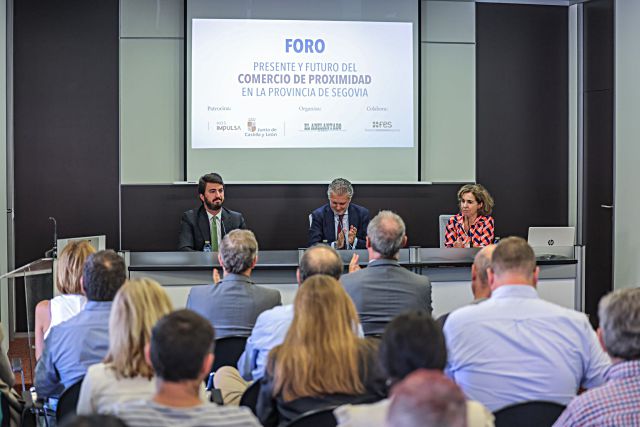 Juan García-Gallardo, Andrés Ortega y Teresa Herranza durante la clausura del foro sobre comercio de proximidad.