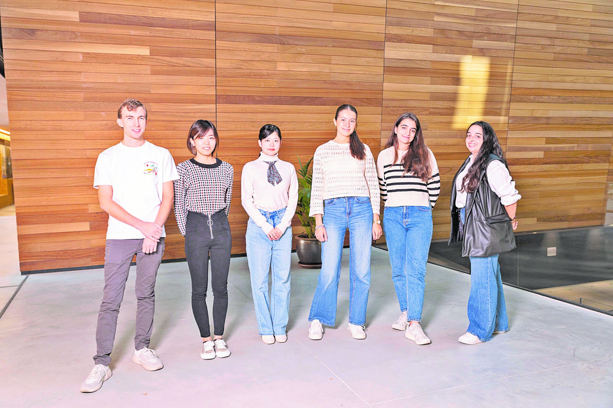 Alumnos Erasmus in-coming junto con la becaria de Relaciones internacionales del Campus. Foto de Alberto Morala.