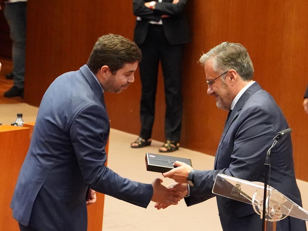 Francisco Javier Carpio toma posesión como procurador de las Cortes de Castilla y León y jura cargo ante el presidente Carlos Pollán. / MIRIAM CHACÓN - ICAL