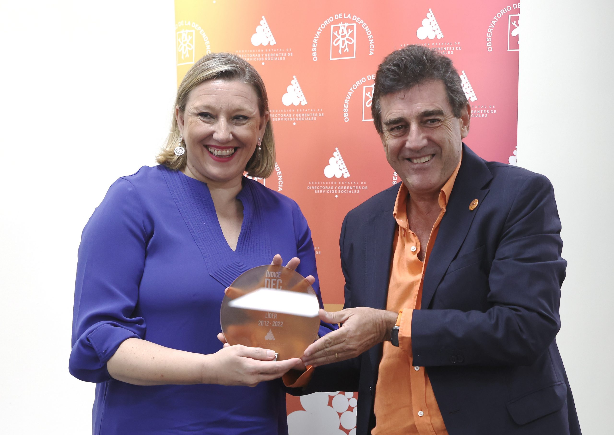 Blanco recoge el premio por la labor de la Comunidad durante el último decenio. / Juan Lázaro