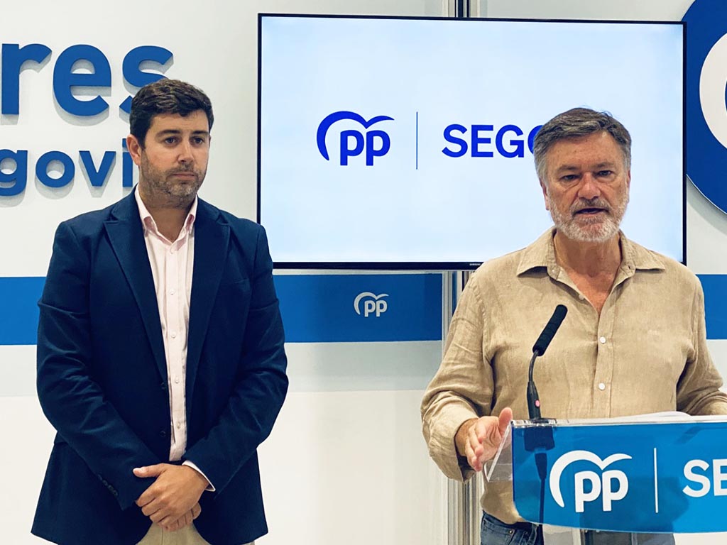 El procurador del Partido Popular Javier Carpio y el vicepresidente primero de las Cortes de Castilla y León, Francisco Vázquez.