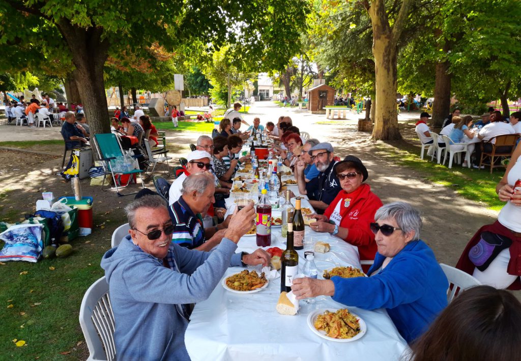 El primer encierro campestre de Nava de la Asunción deja una mujer herida por asta de toro y fuerte traumatismo 3 La paella popular convirtió en romería el Parque Municipal de Nava de la Asunción. / AMADOR MARUGÁN