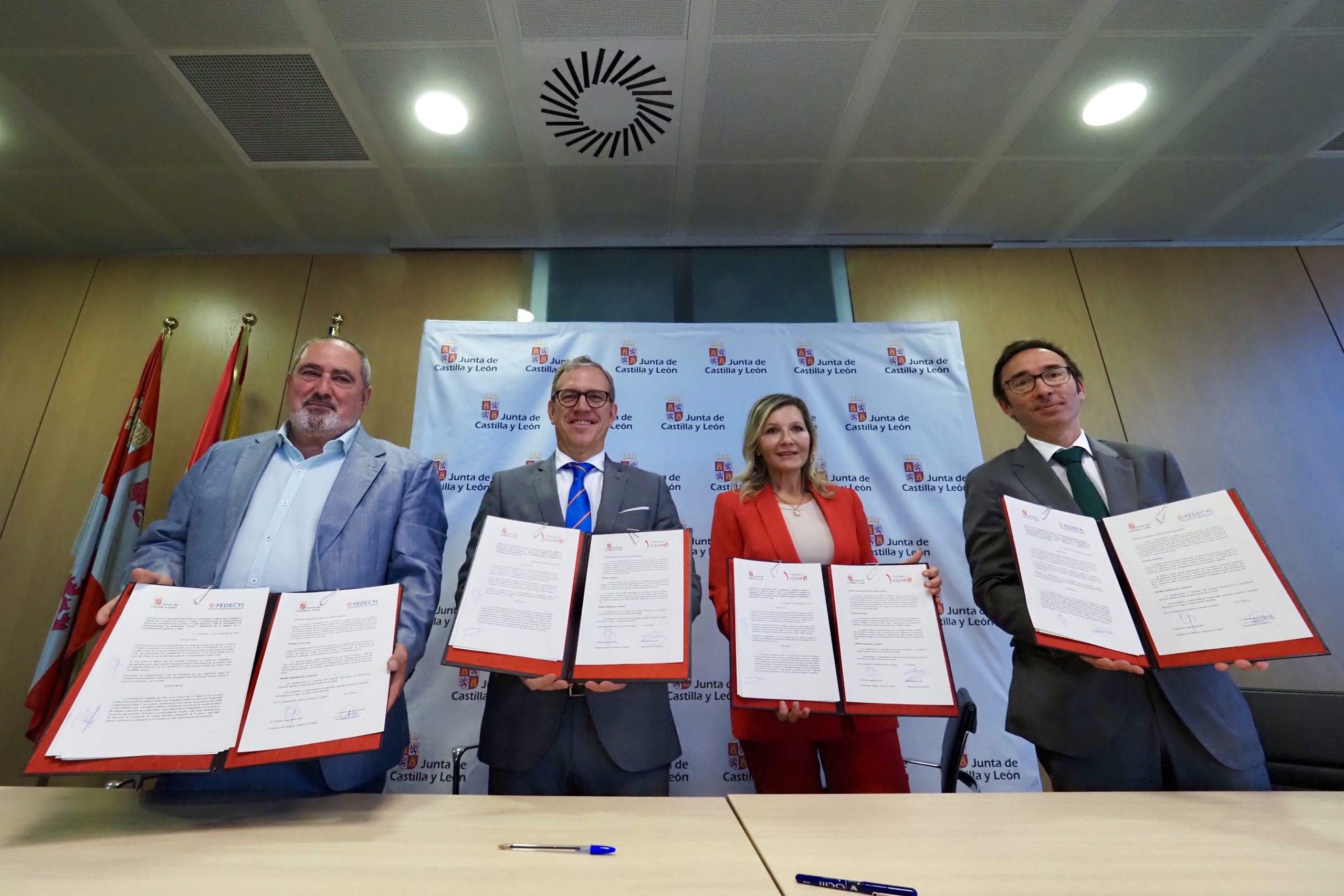 El Consejero de Industria, Comercio y Empleo, ayer, durante la firma del acuerdo. / R. Valtero