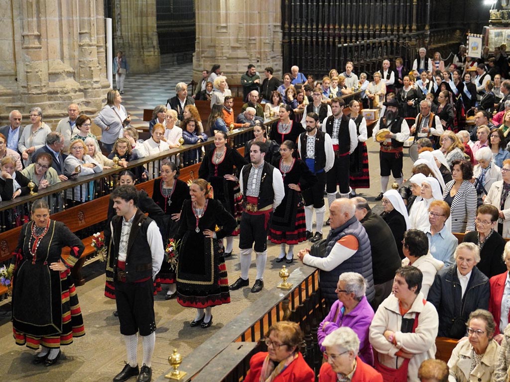 Ofrenda a La Fuencisla. / MIGUEL ÁNGEL FERNÁNDEZ
