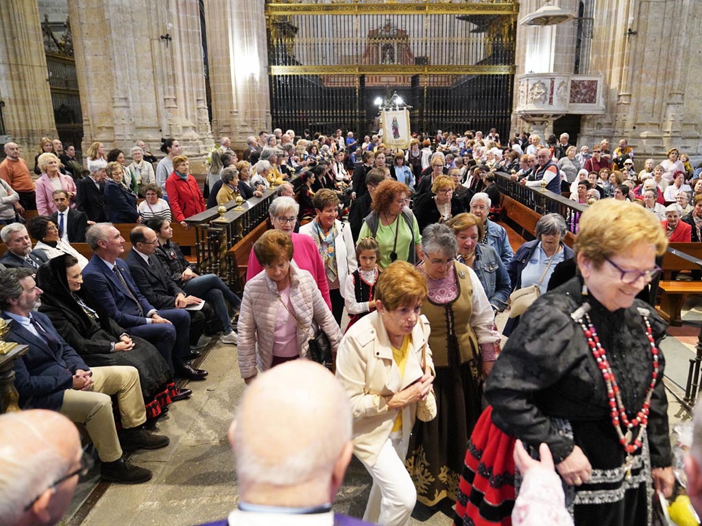 Ofrenda a La Fuencisla. / MIGUEL ÁNGEL FERNÁNDEZ