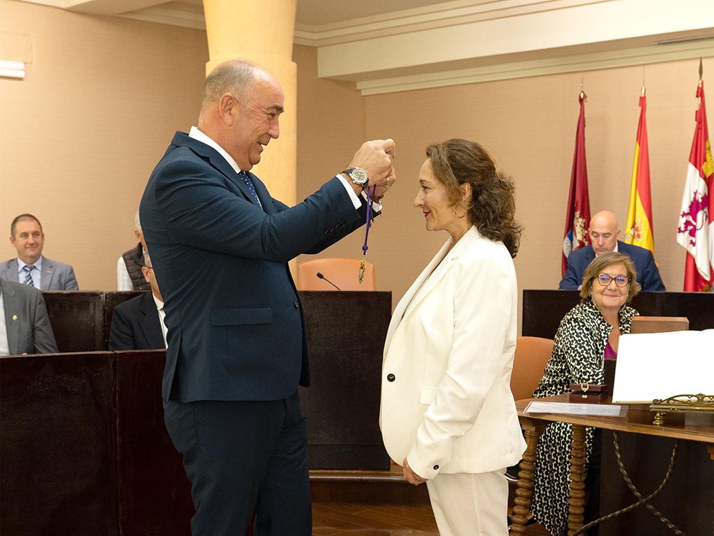 El presidente de la Diputación, Miguel Ángel de Vicente, y Pilar Martín, nueva diputada. / JUAN LUIS MISIS