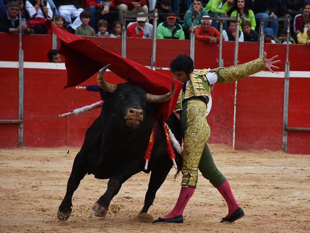 Pase de pecho de Isaac Fonseca en Riaza. / A.M.