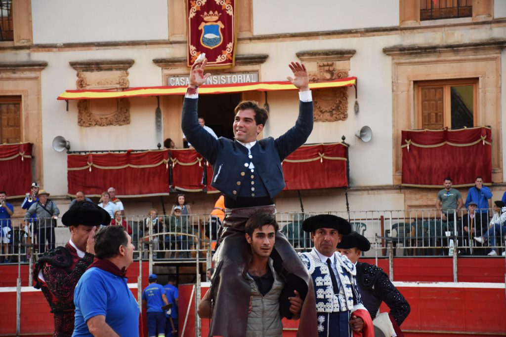 Riaza, un aniversario por y para el toro 5 Puerta Grande de Sebastián Fernández en Riaza. / A.M.