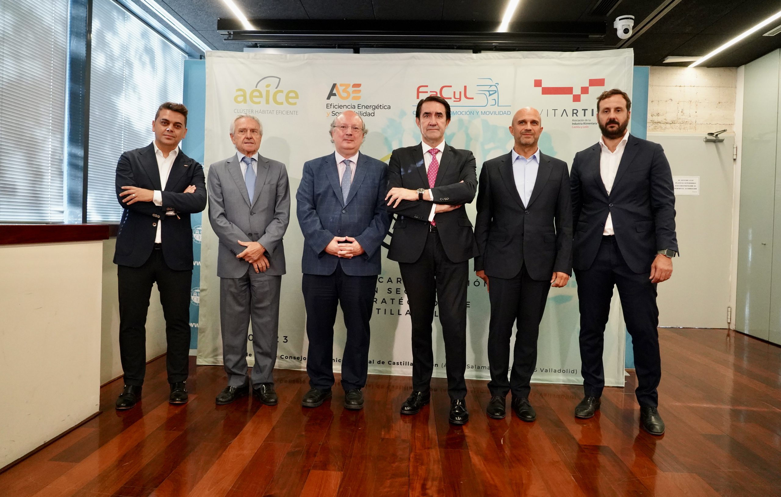 Juan Carlos Suárez-Quiñones, inaugura la jornada ''La descarbonización en sectores estratégicos de Castilla y León'', organizada por AEICE, FACYL, Vitartis y A3. / Leticia Pérez