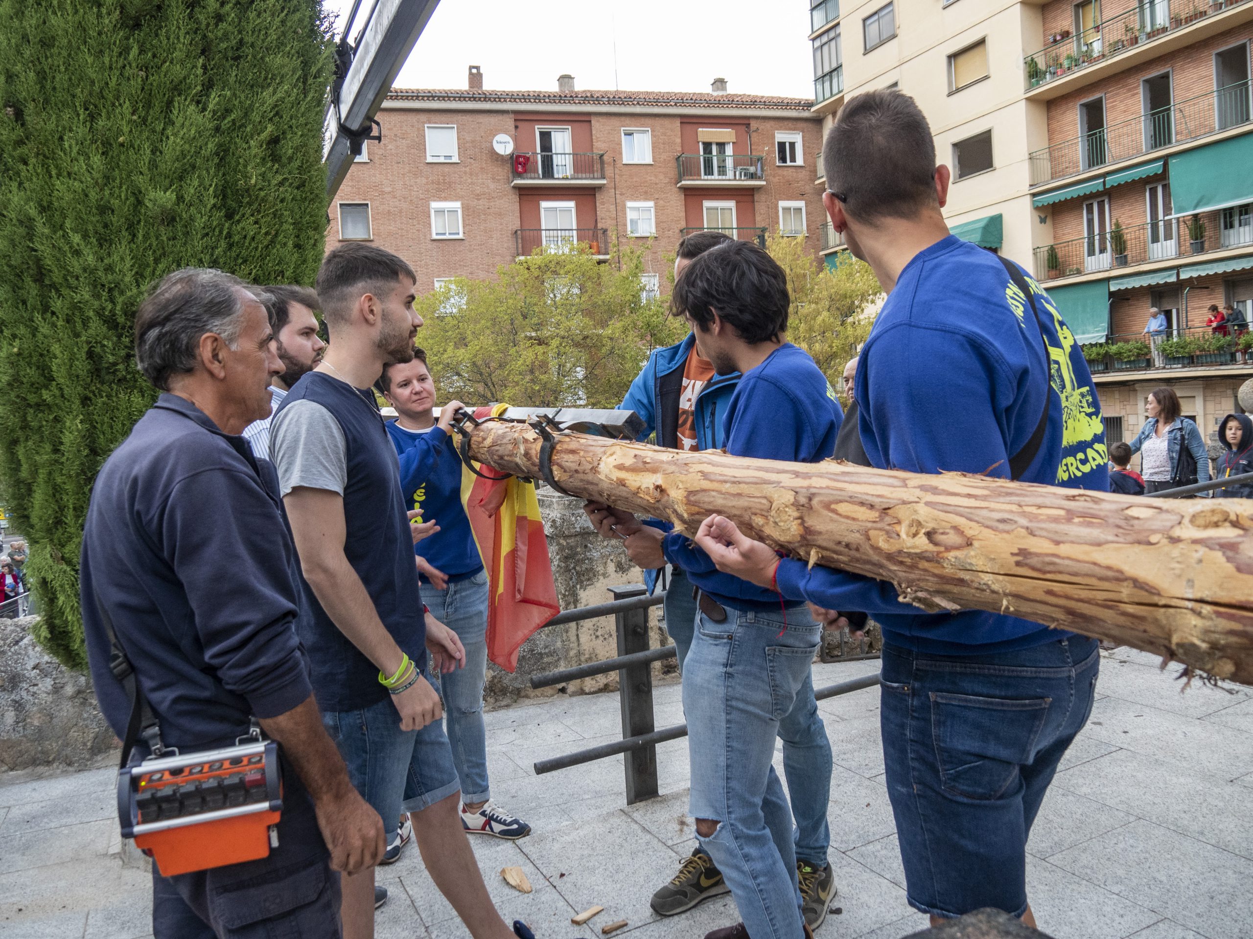 Bajada del mayo, en el barrio del Cristo del Mercado. / NEREA LLORENTE