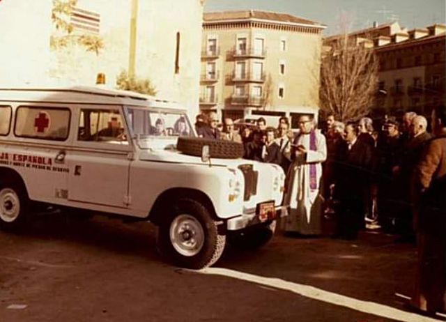 Cruz Roja recoge material escolar mientras celebra sus 150 años en Segovia 2 Bendición de una ambulancia de Cruz Roja en San Millán (1980).