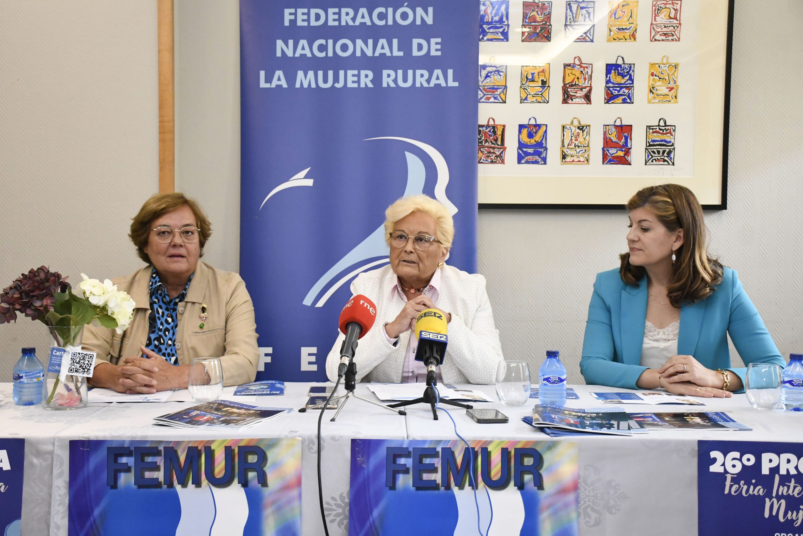 La presidenta de la Federación Nacional de la Mujer Rural (Femur), Juana Borrego (c) junto con la secretaria general, Elena García, y la concejal, Azucena Suárez interviene en la presentación de la Feria Internacional de la Mujer Rural, este miércoles. EFE/PABLO MARTIN