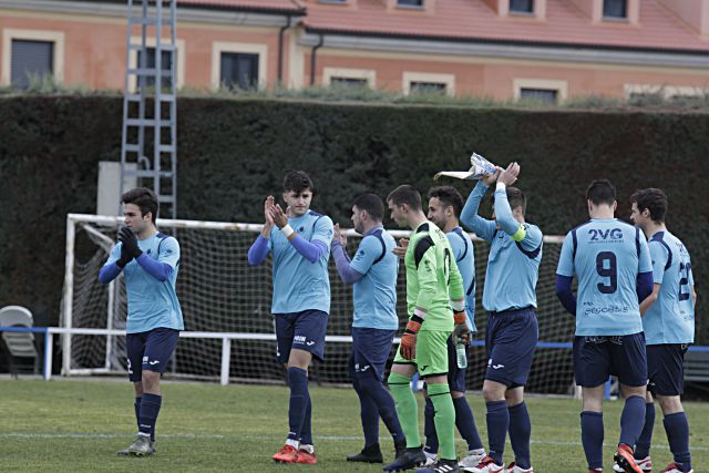 Los jugadores del CD La Granja saludan a los aficionados en la imagen de archivo. / NEREA LLORENTE