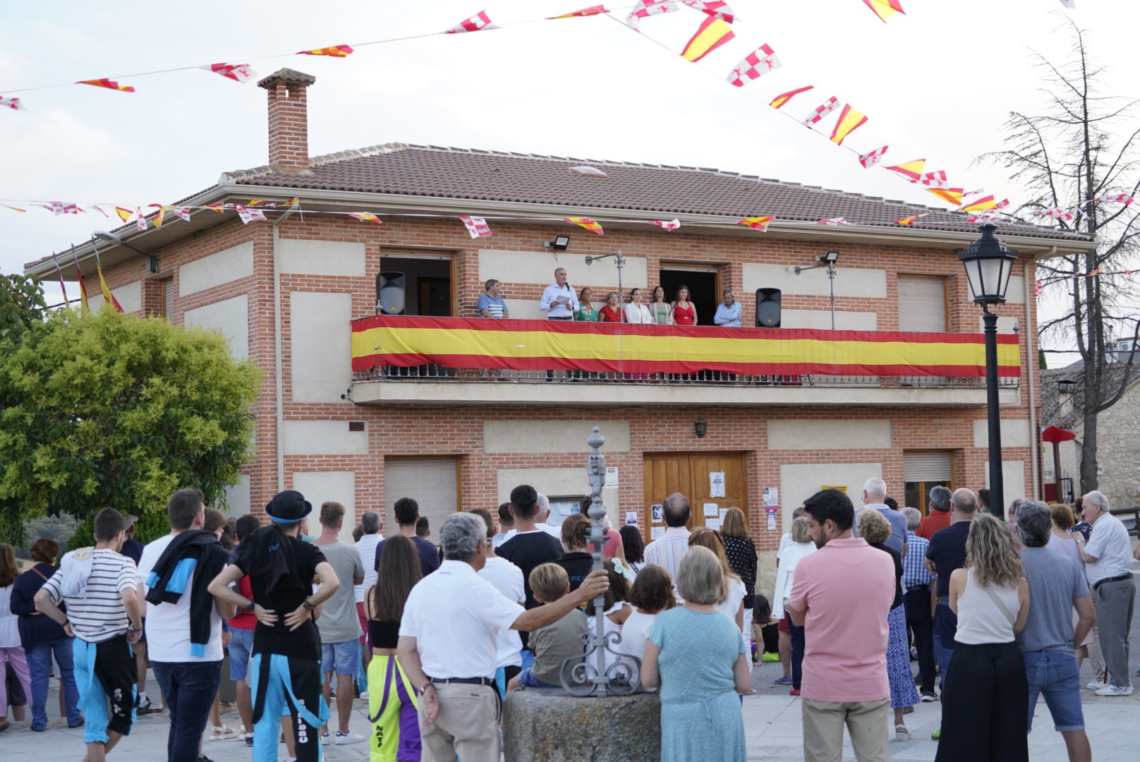El alcalde de Segovia, José Mazarías, da el pregón de Lastras del Pozo. / MIGUEL ÁNGEL FERNÁNDEZ