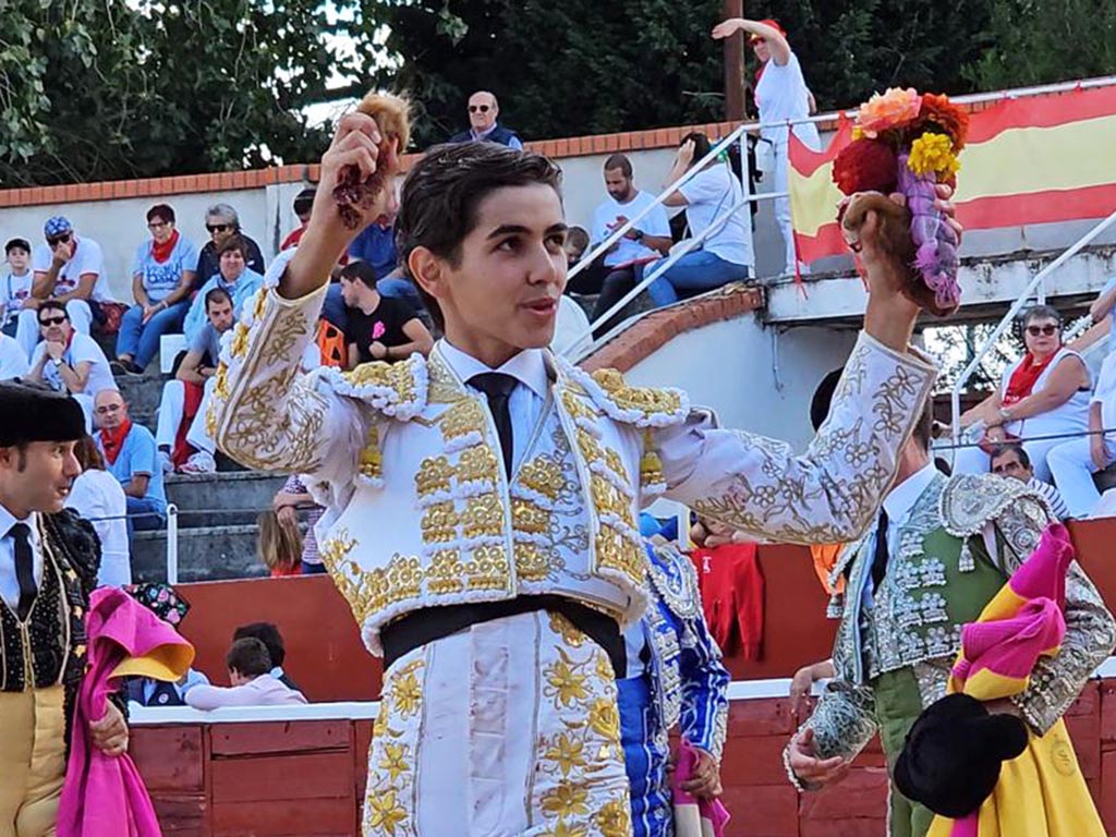 Manuel Román pasea dos orejas en Nava de la Asunción. / LOYJOR